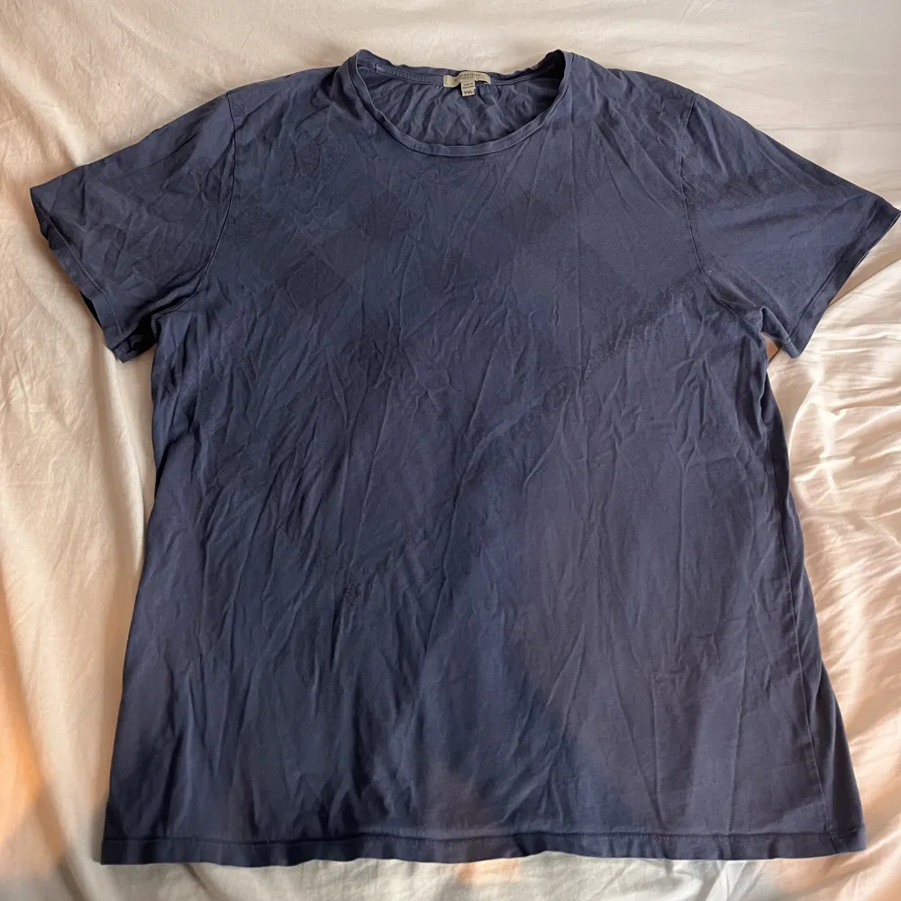 Säljer en vintage t shirt från burberry 100% äkta. Sitter som xl. T-shirts.