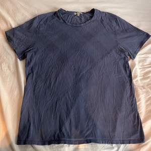 Säljer en vintage t shirt från burberry 100% äkta. Sitter som xl