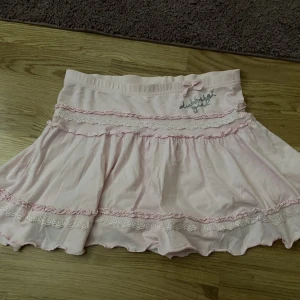 söt kjol - fin kjol i storlek 36, denna är mini skirt och kostar 100+ frakt (43) jag rekommenderar denna stort då det är fin sommarkjol som är lätt att styla! Tryck helst inte på köp nu och istället skriv till mig privat om ni har frågor och funderingar kring denna🩷