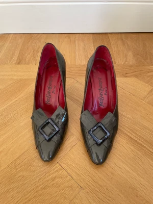 Yves saint laurent klackskor - Säljer dessa fina yves saint laurent klackar hittade på en marknad. Mycket gott skick men om extra intresserad kan jag skicka fler bilder privat. Har gjort research på de och de har vissa kännetecken som tyder på att de är äkta. ⚠️Men kan inte garantera.