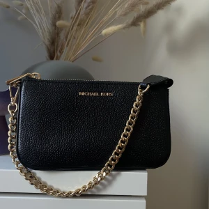 Michael Kors väska  - Liten handväska från Michael Kors. Köpt 2020, sparsamt använd. Mycket fint skick!