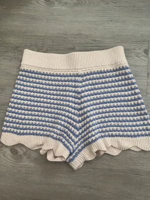 Virkade shorts  - Snygga shorts köpa i Italien förra sommaren aldrig använda knappt, i strl S 