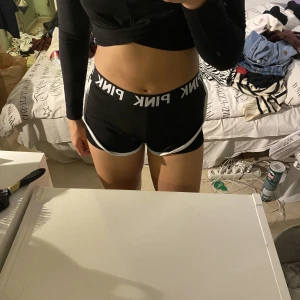 Tränings shorts - Dom är ifrån Thailand  Det är insydda shorts under