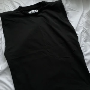 svart sleeveles t-shirt med axelpuffar - köpte den för tyckte den var cool men använde den bara några ggr då den är för stor