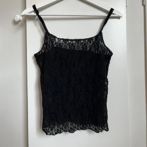 Spetstopp - Supercoolt spetslinne. Passar utmärkt att ha både över och under något annat plagg för att ge din outfit lite mer spice :)