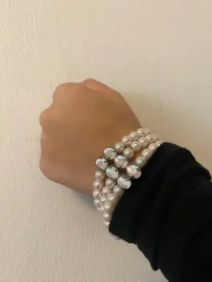 säljer denna fina tre pärl armbanden med en kristall i mitten. det är typ en tre armband i en o samma!💓säljer pga inte direkt min stil och priset kan diskuteras!🩷helt oanvänd!!☺️står inte för frakten!💕