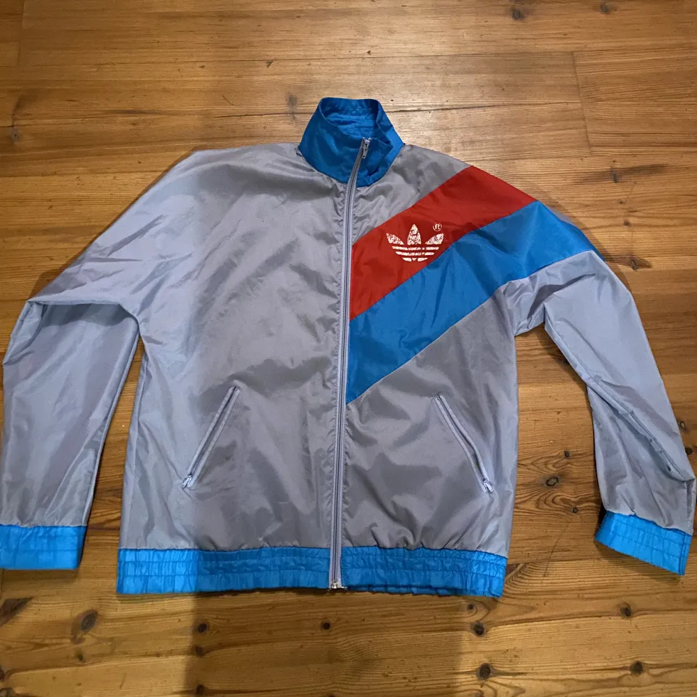 Asfet vindjacka från adidas som ja köpte second hand rätt stor i storleken. Jackor.