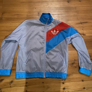 Vindjacka adidas - Asfet vindjacka från adidas som ja köpte second hand rätt stor i storleken