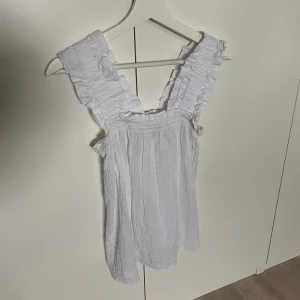 Söt topp - En supersöt topp!! Säljer då den tyvärr inte kommit till så mycket användning, därav är den i väldigt fint skick💓 Skriv om ni har några frågor eller önskar fler bilder.