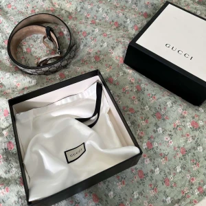 Gucci bälte - Helt fläckfritt gucci bälte köptes för 4500 , används inte längre , kommer bara med påsen , tags , lådan , kvittot inte kvar