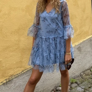 Sommarklänning - Drömmig sommarklänning, mönstret är så vackert 🥹 Den är i storlek XS, men passar mig som är M. Använd 1 gång och är i nyskick. 