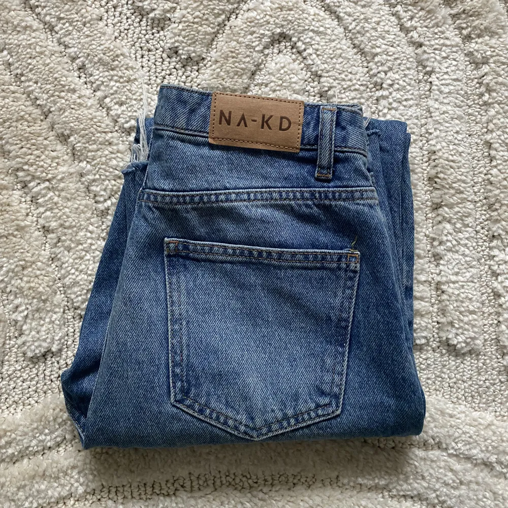 Säljer dessa jeans från NAKD, i en rakare modell i storlek 36/S. . Jeans & Byxor.