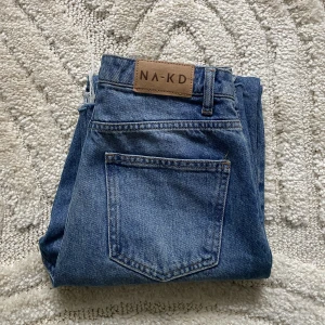 Raka jeans  - Säljer dessa jeans från NAKD, i en rakare modell i storlek 36/S. 
