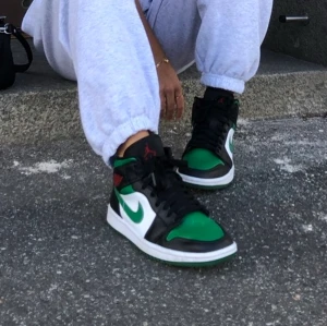 NIKE AIR JORDAN 1 MID - Säljer mina Nike Air Jordan 1 Mid i färgen pine green då dessa inte används längre. Storlek 40 men passar mig bra som har storlek 39 vanligtvis. Skriv för fler bilder/bud🤍