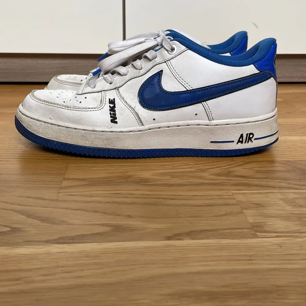 Ett par Nike AF1, storlek 40. Använda i ca 1 år och säljes på grund av att jag har växt ur dem. . Skor.