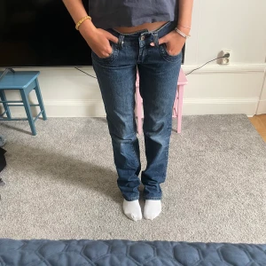 Lågmidjade jeans - Säljer ett par mörkblåa jeans perfekta till hösten! Storlek 36/38 och perfekta till mig som är 168 lite för långa tom. Så snygga!! 300+frakt