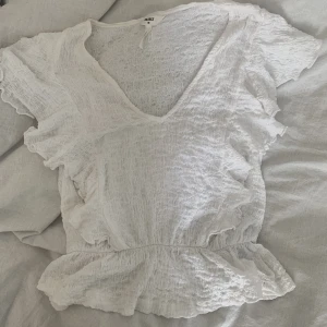 Vit blus - Hur fin blus som helst men kommer inte till användning längre💞 