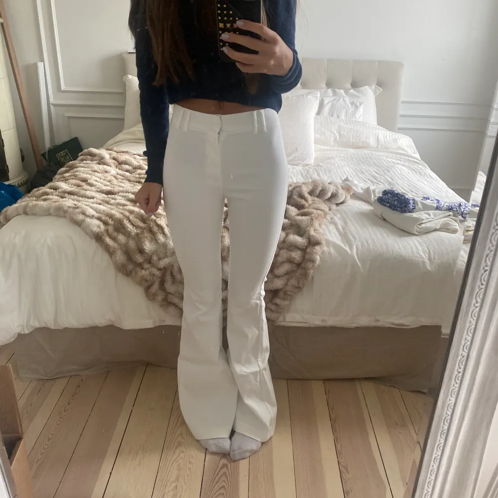 Så fina vita kostymbyxor från zara, köpare står för frakt🩷. Jeans & Byxor.