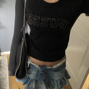 Guess tröja  - Guess tröja med såå snyggt tryck! Aldrig använd!