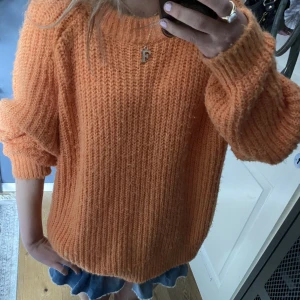 Stickad tröja  - Jätte cool orange stickad tröja från Lindex!