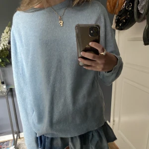 Stickad tröja  - Så fin ljusblå stickad tröja i lamull! 💘💘
