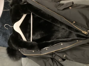 Garoff jacka  - Säljer min dotters jacka från garoff använd endast 2 gånger  Storlek xs . Jätte varm och super snygg till höst/ vinter pälsen är äkta päls. Kvitto finns nypris 4000kr 