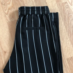 Randiga kostymbyxor - Randiga kostymbyxor från Monki strl S, bra skick knappt använda