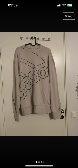 Adidas tröja  - Använd fåtal gånger. Mycket bra skick. 