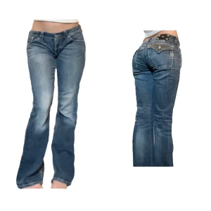 Bootcut miss me jeans  - Supersnygga Lågmidjade bootcut jeans från miss me. Midjemått 39cm (tvärs över, höft till höft) innerbenslängd 81m. Orginalpriset är runt 1300, men de säljs inte längre ❣️Sitter bra på mig som har S