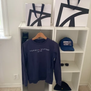 Tommy hillfiger tröja  - Hej säljer min riktigt stiliga Tommy hillfiger tröja som inte används lägre. Skicket är 7 av 10 av anledningen att det finns en eller två små fläckar men inget synligt vid användning. Den har legat i min garderob nu i 2 år så det var dags att säljas. 