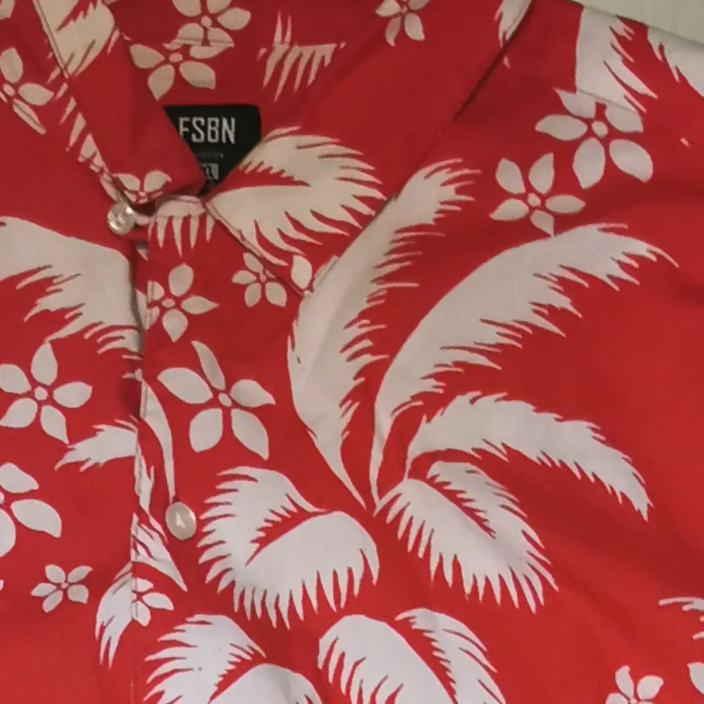 Hawaii skjorta i stl L. Inte använd. . Skjortor.