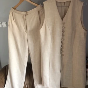 Kostym set  - Mycket bra skick, använd ett fåtal gånger. 