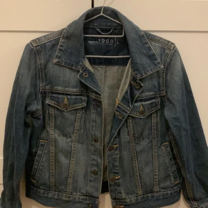 Jeans jacka  - Andvänts två gånger.