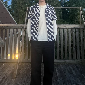 WOOD WOOD skjorta  - Wood wood skjorta i super skick!  Bibehållen wood wood skjorta. Inget trasigt och inga fläckar. Nypris 1000kr!!!  Modell på bilden är 180 cm lång och skjortan sitter större än S Fler bilder finns vid intresse😁