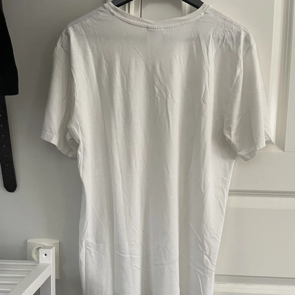 Vit tisha från Zara. Storlek L. Ett litet hål i sidan som visas på bild 3, annars bra skick.  Köparen står för frakt🤝. T-shirts.