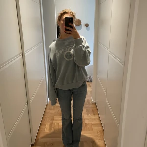 Sweatshirt - Ljusblå/turkos oversized sweatshirt. Jättemysig och skön. Jag är 166 och brukar ha xs-s/strl 34 och den sitter perfekt ”oversized” på mig. Kan mötas upp❤️