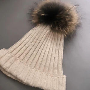 Mössa  - Mössa med äkta päls . Köpt väldigt dyrt men säljs billigt då den ej kommer komma till användning. 