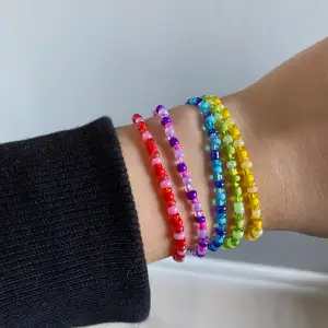 säljer dessa armband jag gör själv i 5 olika färger!!