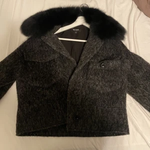 Meotine jacka  - Jag köpte jackan under december & känt att den ej kommit till användning, jag har använt den ett par få gånger!Det är storlek S/M original pris 3499kr. Kommer ej lägga ett pris då jag vill helst ha bud privat ☺️🤍