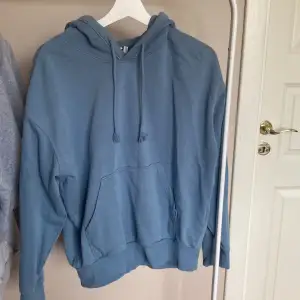 En jättefin blå hoodie från weekday i storlek XS. Den är i princip helt oanvänd egentligen, testade den en gång sen aldrig använt den igen💕