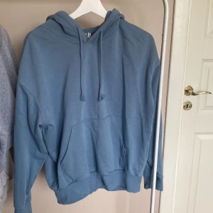 Blå hoodie - En jättefin blå hoodie från weekday i storlek XS. Den är i princip helt oanvänd egentligen, testade den en gång sen aldrig använt den igen💕
