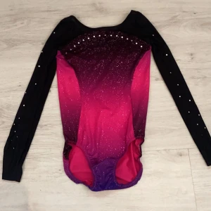 Gymnastikdräkt  - Kan va nån få pärla som ramlat av, storlek vet jag inte riktigt men 10-12år (använde den vid 11års ålder)  . (Frakten står alltid med i priset men om jag kan lämna det eller möta upp nån blir de billigare)