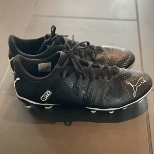 Fotbollsskor Puma - Svarta puma skor, bra skick, knappt använda.