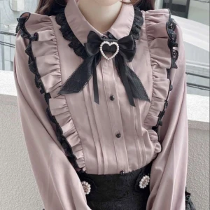 Rojita Blus - Super vacker blus från det japanska märket Rojita i nyskick. Köpt i deras butik i Shibuya109. Säljs då den är lite kort i ärmarna på mig ໒꒰ྀི ╥﹏╥ ꒱ྀིა perfekt för en elegant Jirai Kei look!