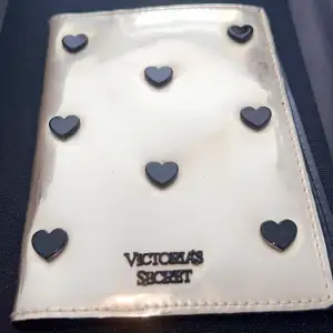 Skit snygg Victoria secret plånbok, om du gillar 2000s stil är den nog perfekt för dig:)