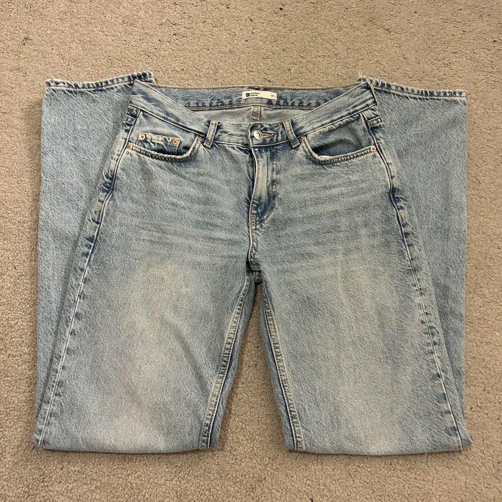 Nu säljer jag dessa Low waist jeans från Gina Tricot som tyvär inte kommer till användning. Dom är använd ett fåtal gånger så dom är i jätte fint och bra skick. Tveka inte på att höra av dig!💕. Jeans & Byxor.