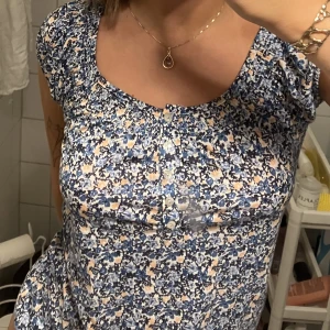 Söt blus💙 - Super söt blå-blommig blus som sitter helt perfekt! Jättebekvämt material💙🩵💙 PRIS kan diskuteras vid snabbt köp!!