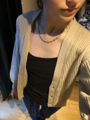 Jätte fin cardigan - Så mysig cardigan i nyskick, perfekt till hösten😻 storlek är xs/s, skriv vid ytligare funderingar