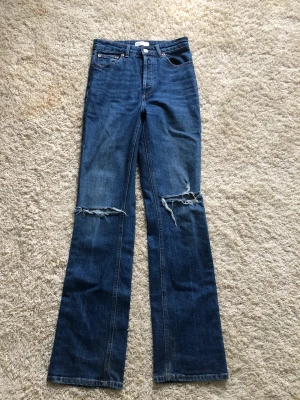 Zara jeans - Jeans från zara. Högmidjade med hål vid knäna