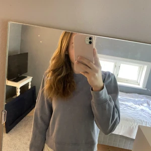 Sweatshirt med puffärm  - Blå sweatshirt med puffärm från Kappahl i fint skick, storlek S men passar även Xs